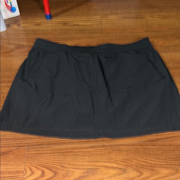Kuhl Pants - Kuhl FreeFlex Black Athletic Stretch Waisted Zip‎ Pocket Mid Thigh Length SZ L